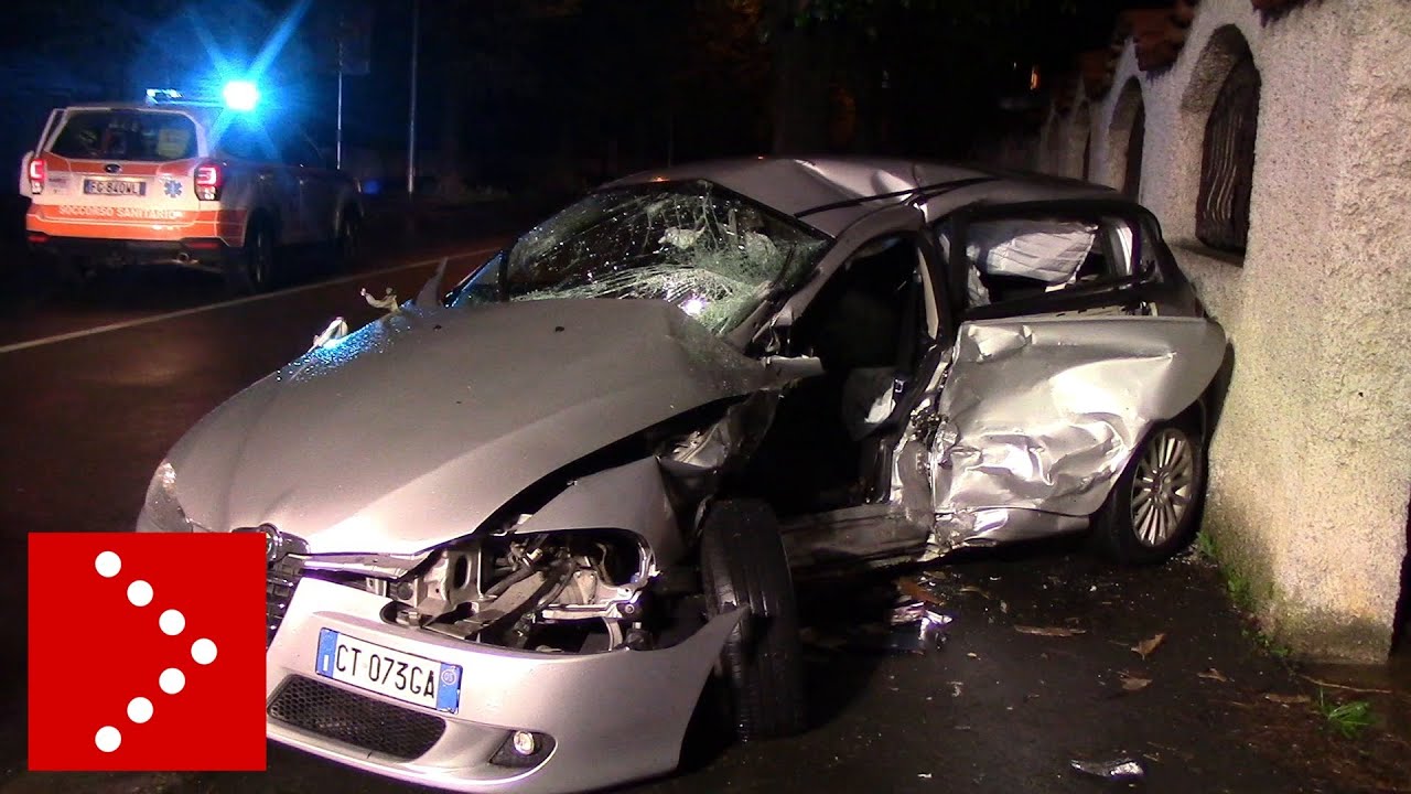 Rescaldina, incidente frontale tra due auto: 3 feriti, 2 giovani in codice rosso