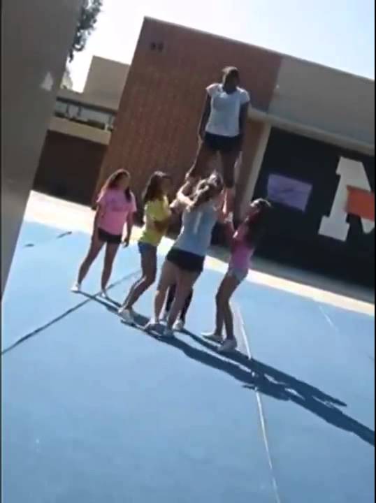 Cheerleader, faccia a terra...