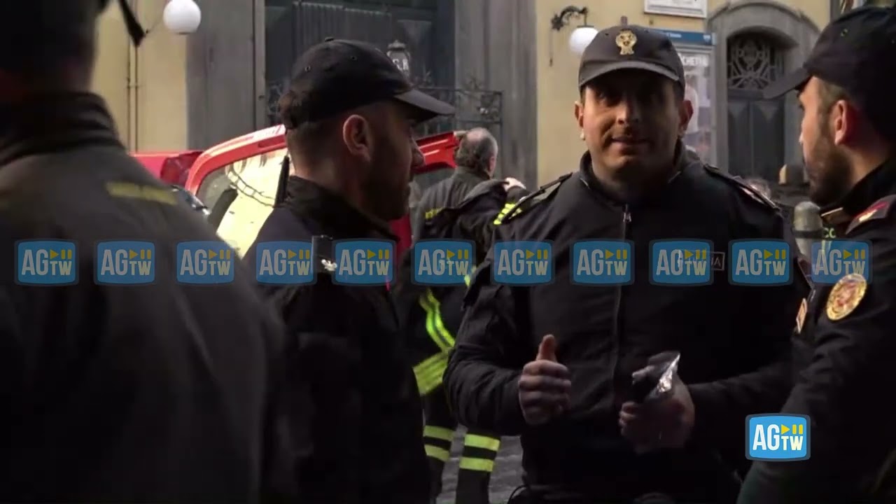 Napoli, incendio in corso al Teatro Sannazzaro. L'intervento dei Vigili del Fuoco
