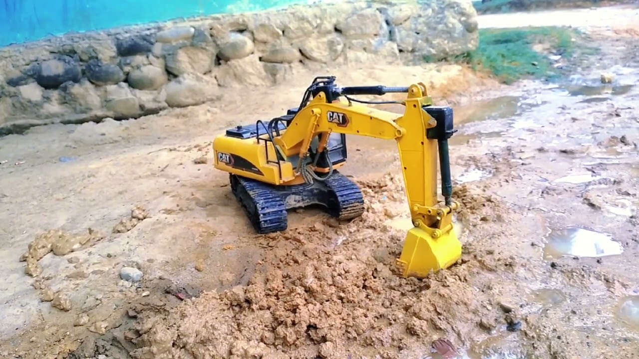 Excavator Masih keruk Lumpur sisa Banjir/Lokasi Sumatera 