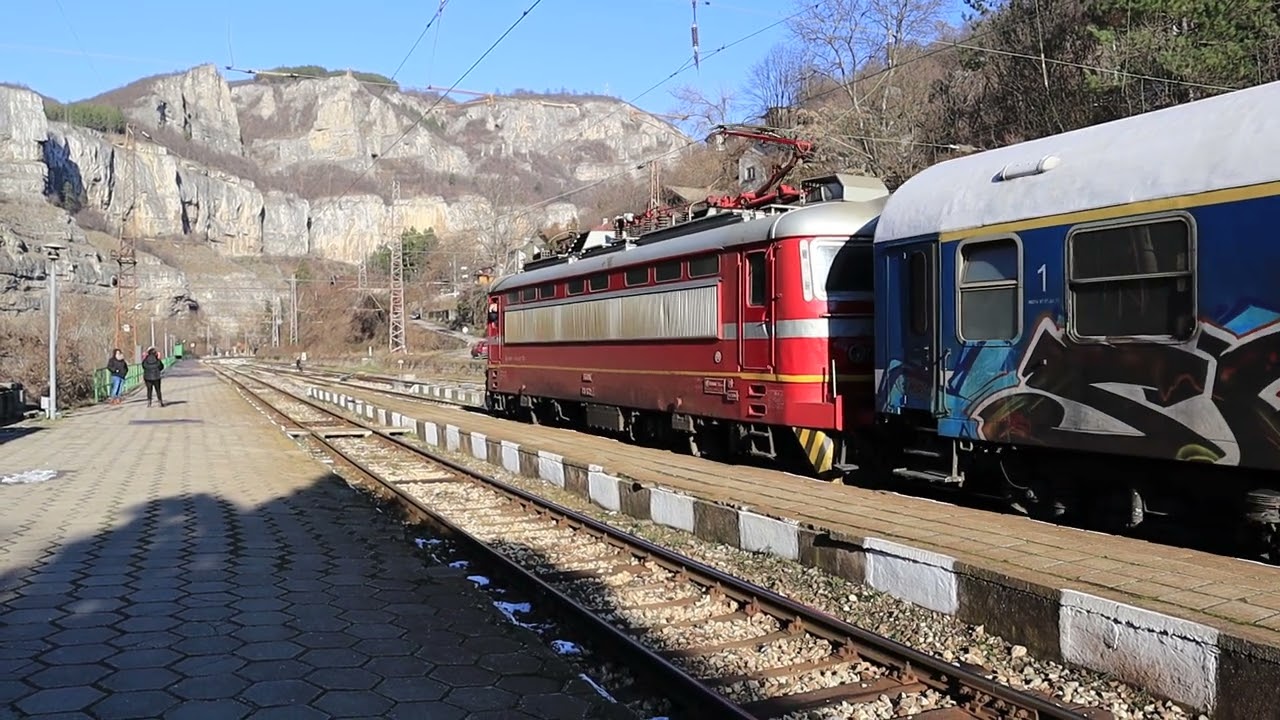 КПВ 20203 София-Мездра, уловен на гара Лакатник, начело с локомотив 