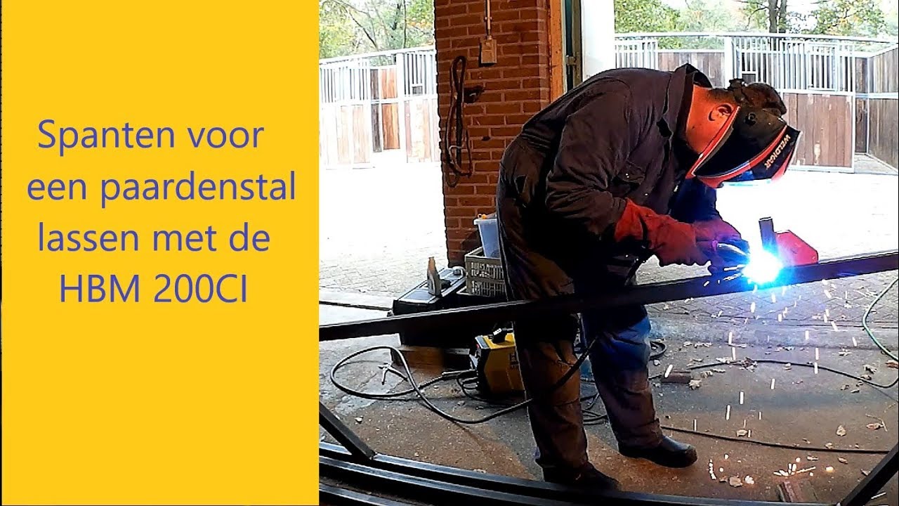 Spanten lassen voor een paardenstal.