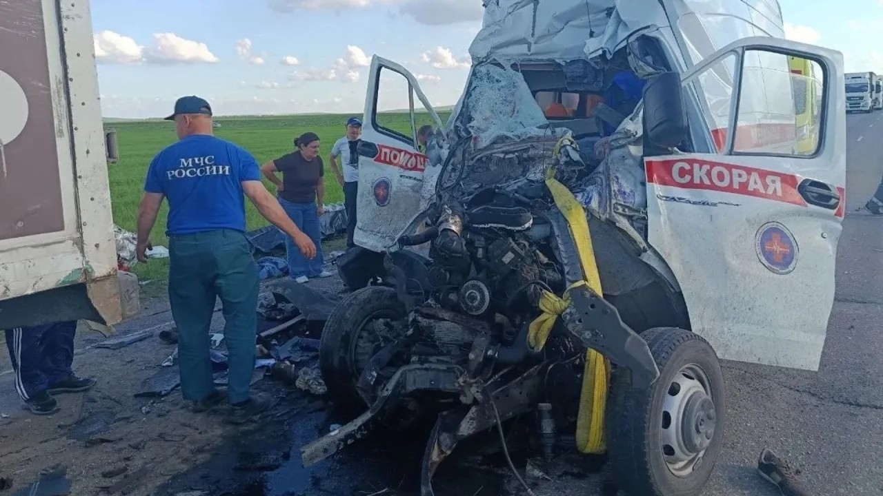 В &laquo;скорой&raquo;, столкнувшейся с фурой, погибли трое