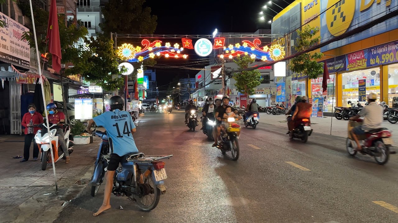 Nightlife in Chau Doc, Vietnam 🇻🇳 Walking Tour in the City Center 2023