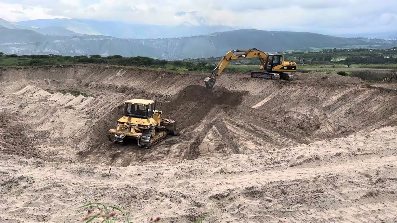 Caterpillar D6M XL en plena limpieza y ampliación de reservorio 