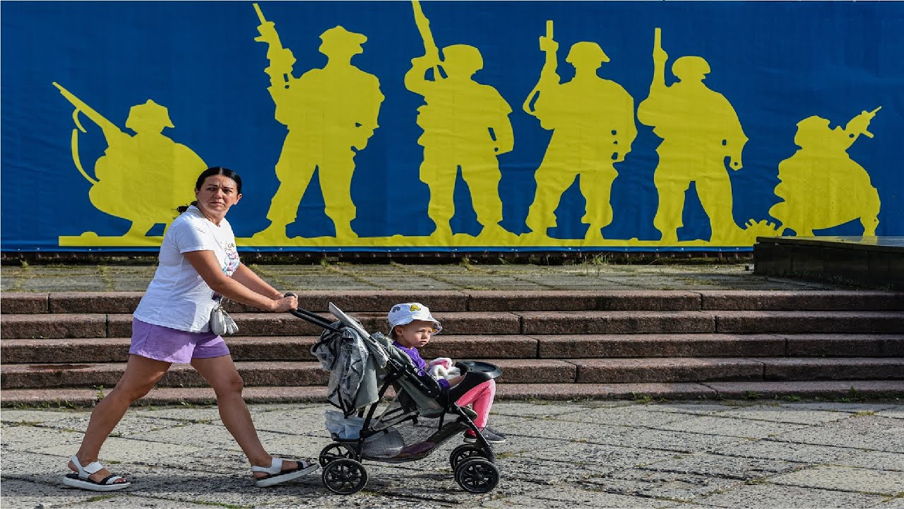 Прохожие во Львове и Москве – о том, как полгода войны изменили их жизни