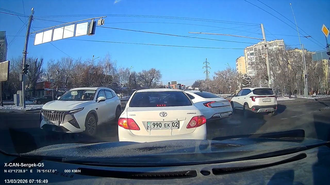 13.03.2026 Алматы Саина Жандосова не соблюдает дорожные знаки 077NYU02