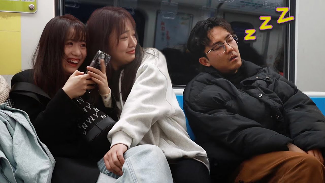 Snoring Loudly on the Subway | Prank 当地铁上突然传来超响的呼噜声，小姐姐们憋笑憋的好辛苦