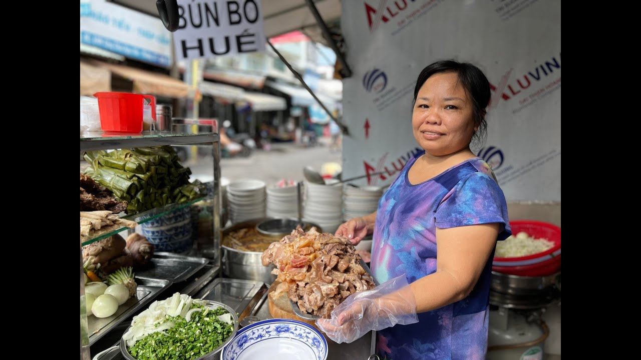 Trưa trưa người Sài Gòn rủ nhau ghé hàng chị Út Mẫn ăn bún bò mỡ nổi, gân dẻo