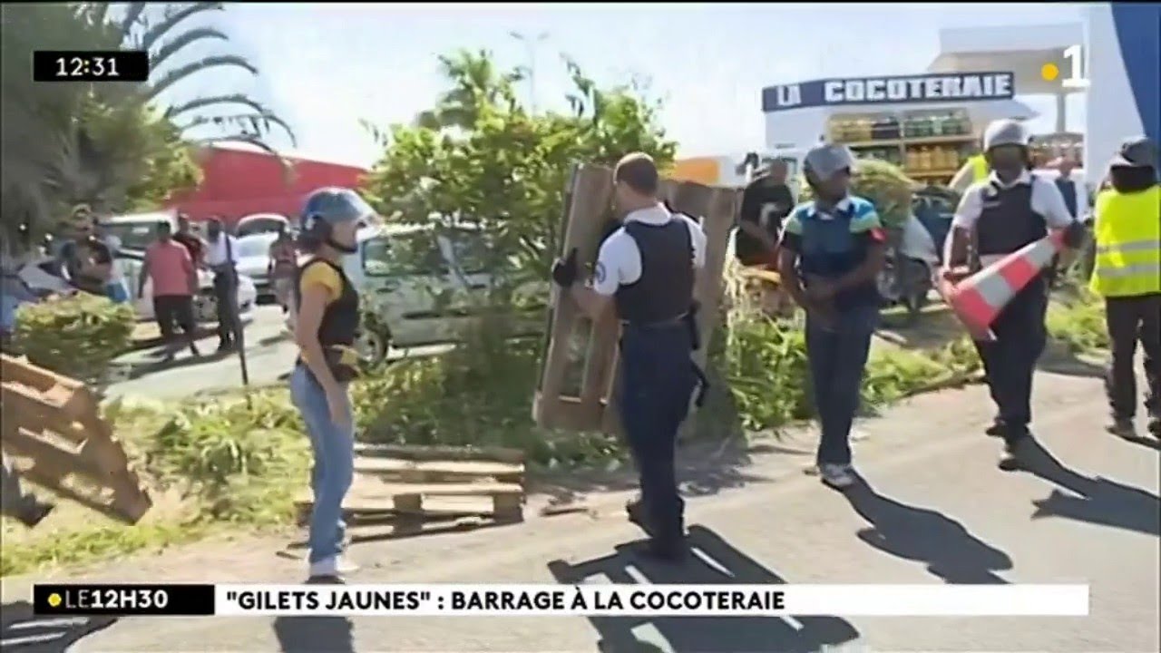 Gilets Jaunes : Barrage à la cocoteraie