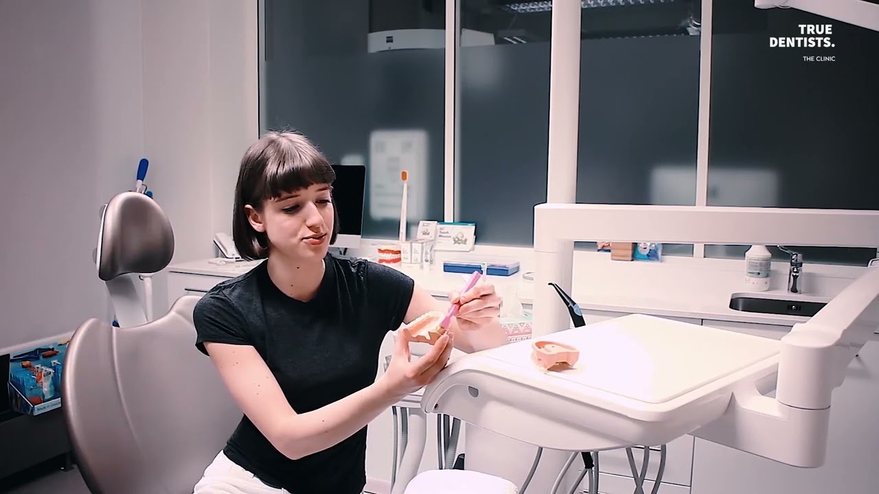 The Clinic | Jak správně používat zubní kartáček?