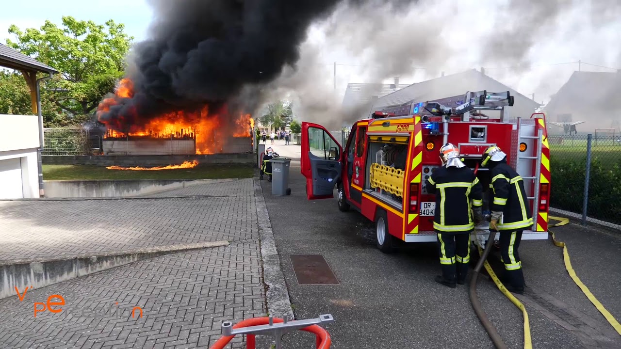 Feu de cabane de jardin à Vogelgrun