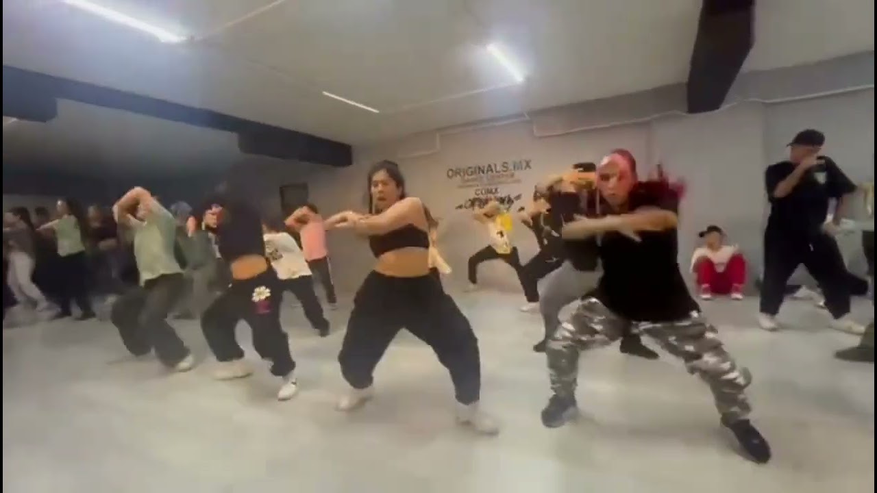 Rox Nacida Libre bailando a go-gó