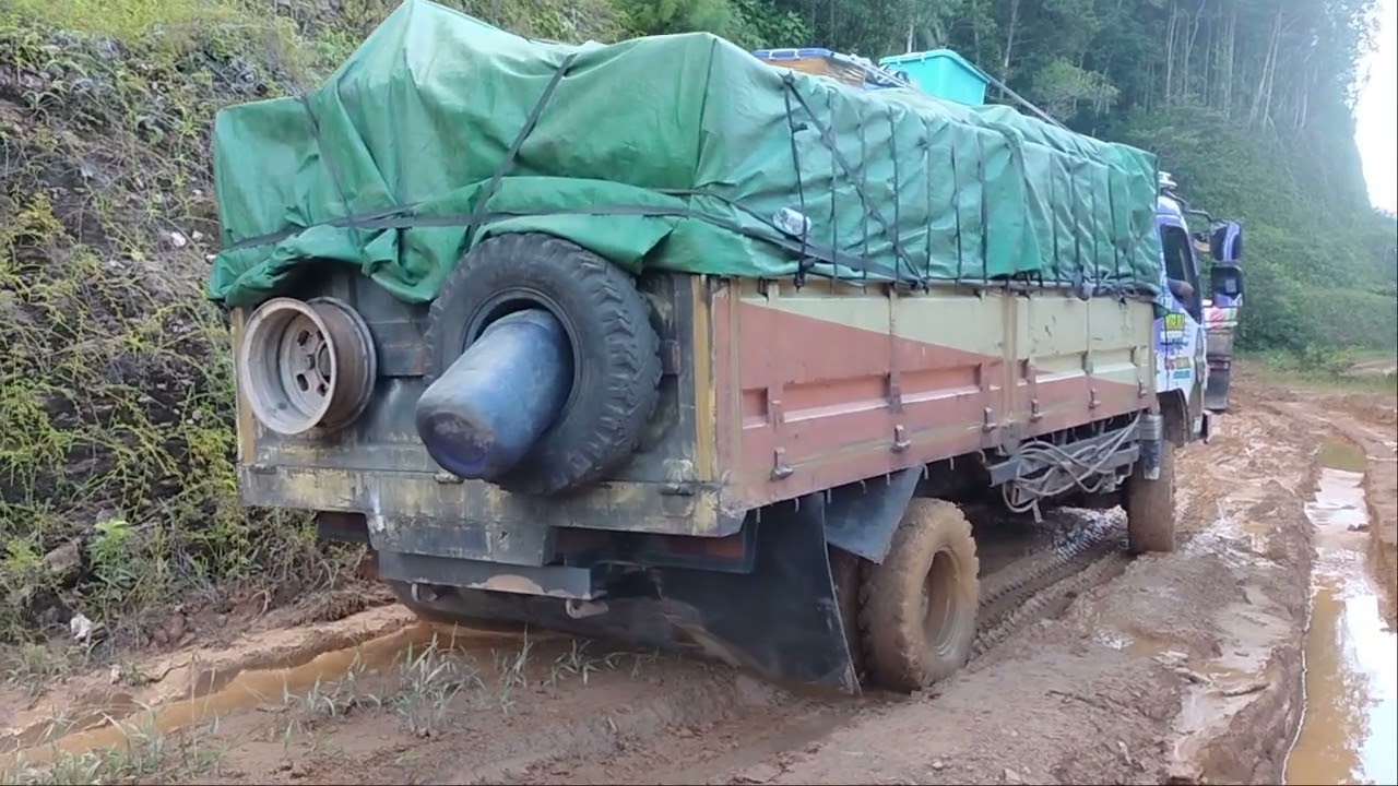 bertarung dengan lumpur lubang jalanan trans Papua bukan lubang berjalan