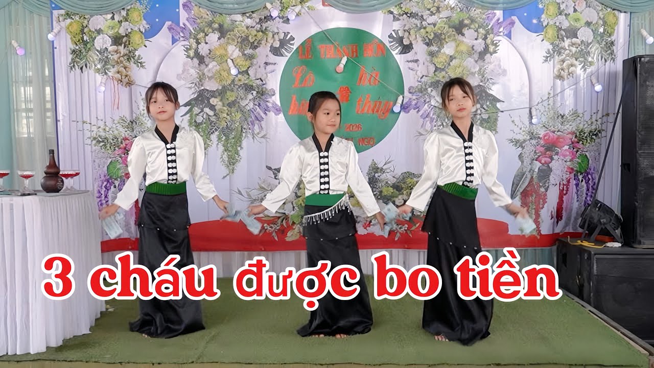 ĐỘI MÚA NHÍ GIA ĐÌNH ĐƯỢC BO TIỀN KHI LÊN SÂN KHẤU MÚA TIẾNG KHÈN MÙA BAN NỞ