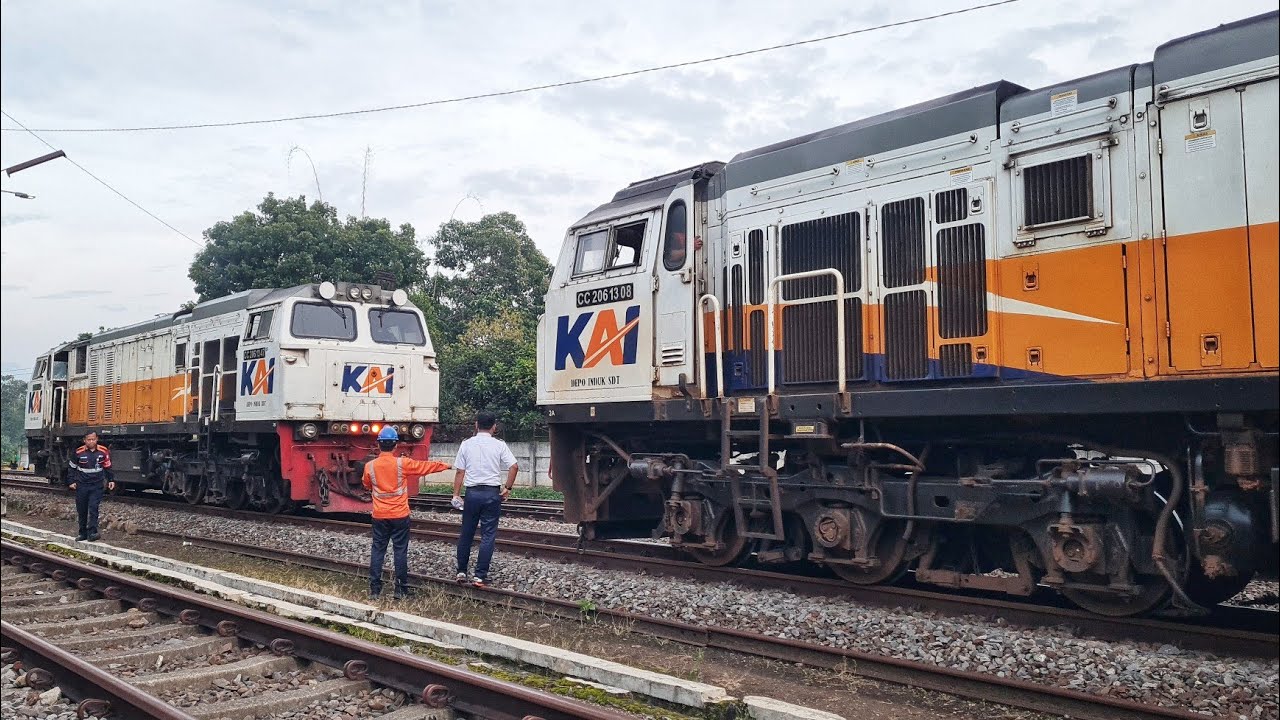 LIVE! KERETA MUTIARA MOGOK DITENGAH JALAN LANGSUNG DIKIRIM LOK PENOLONG DARI GARUT !