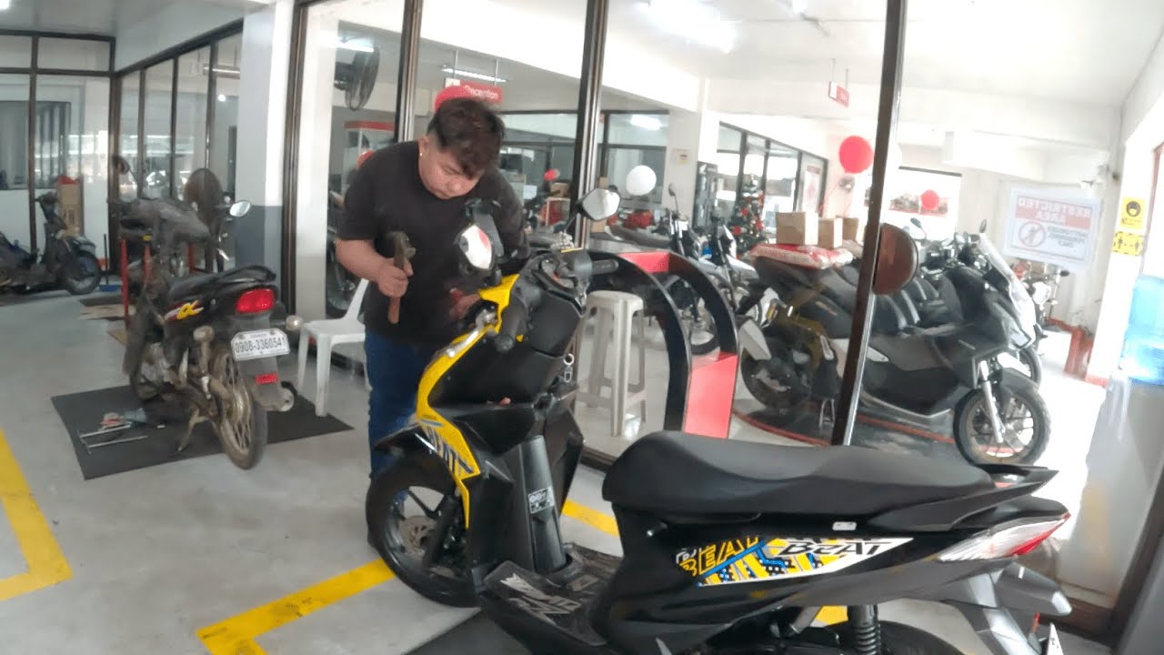 FILIPINA BEST BEGINNER MOTORBIKE GOES  WRONG FIXING BIKE TO HONDA DEALER SERVICE - FILIPINA VLOGGER