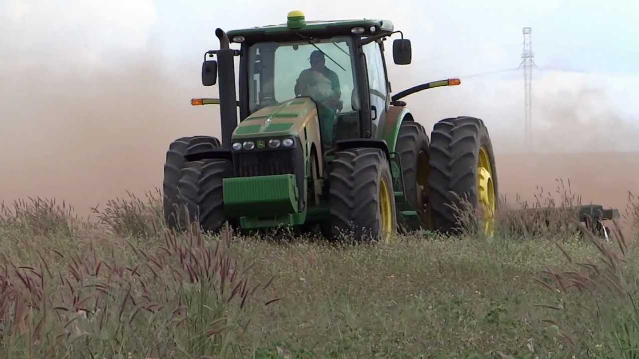 Trator John Deere 8320R com grade  28