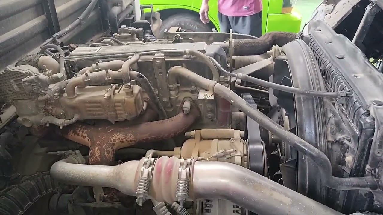 Foton tornado euro4 change oil@change fuel filter. 