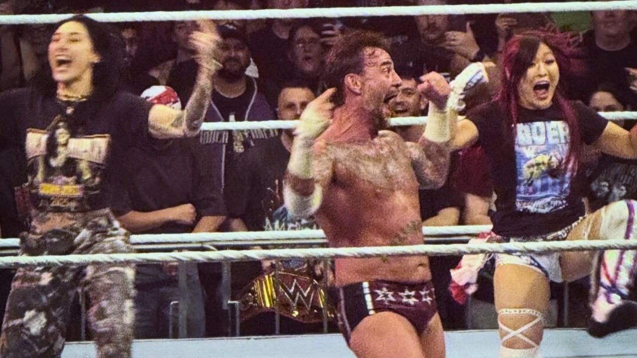 Рестлеры WWE танцуют так, будто их никто не видит.
