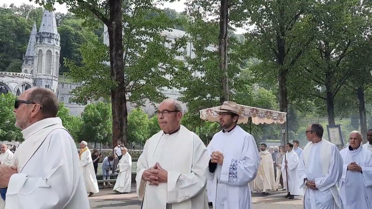 2022 lourdes procession du Saint-Sacrement lourdes 2022