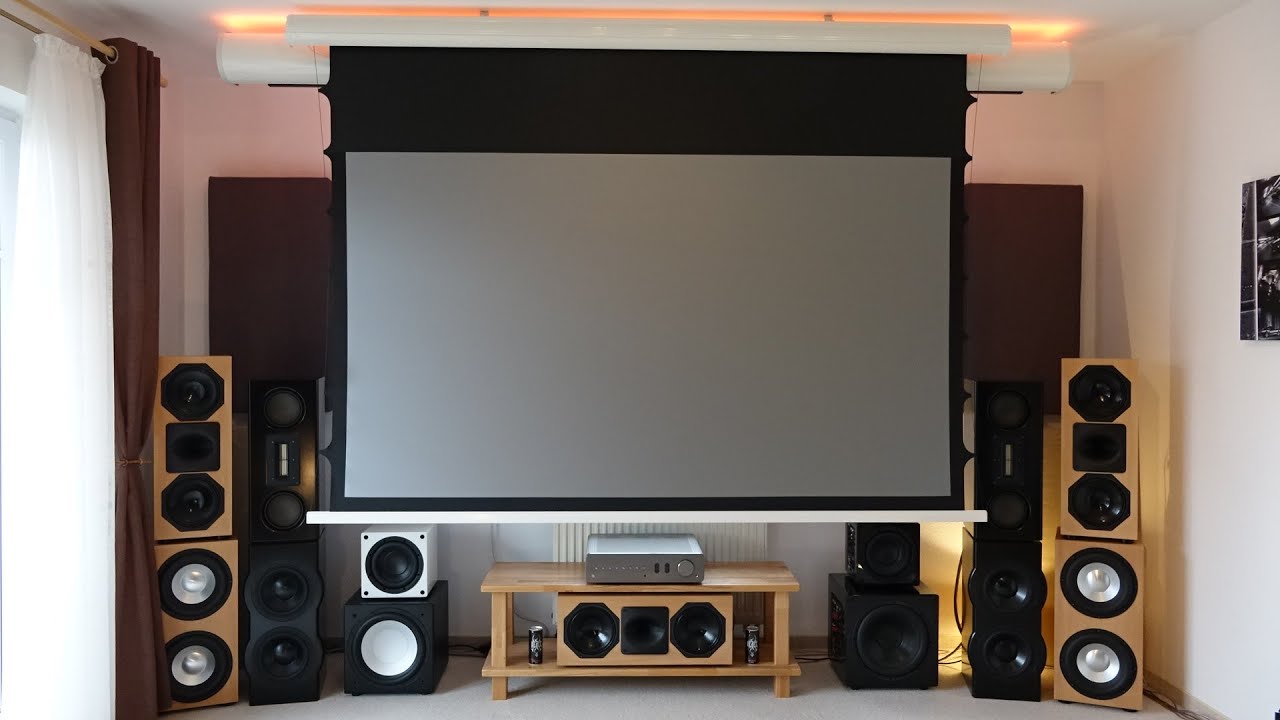 Beamer Leinwand Kontrast Draper Diplomat Tension Motorleinwand im Wohnzimmer