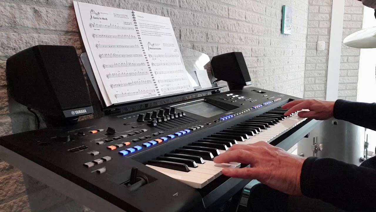 Ganz in weiß from the German Schlagersinger Roy Black on Yamaha Genos.