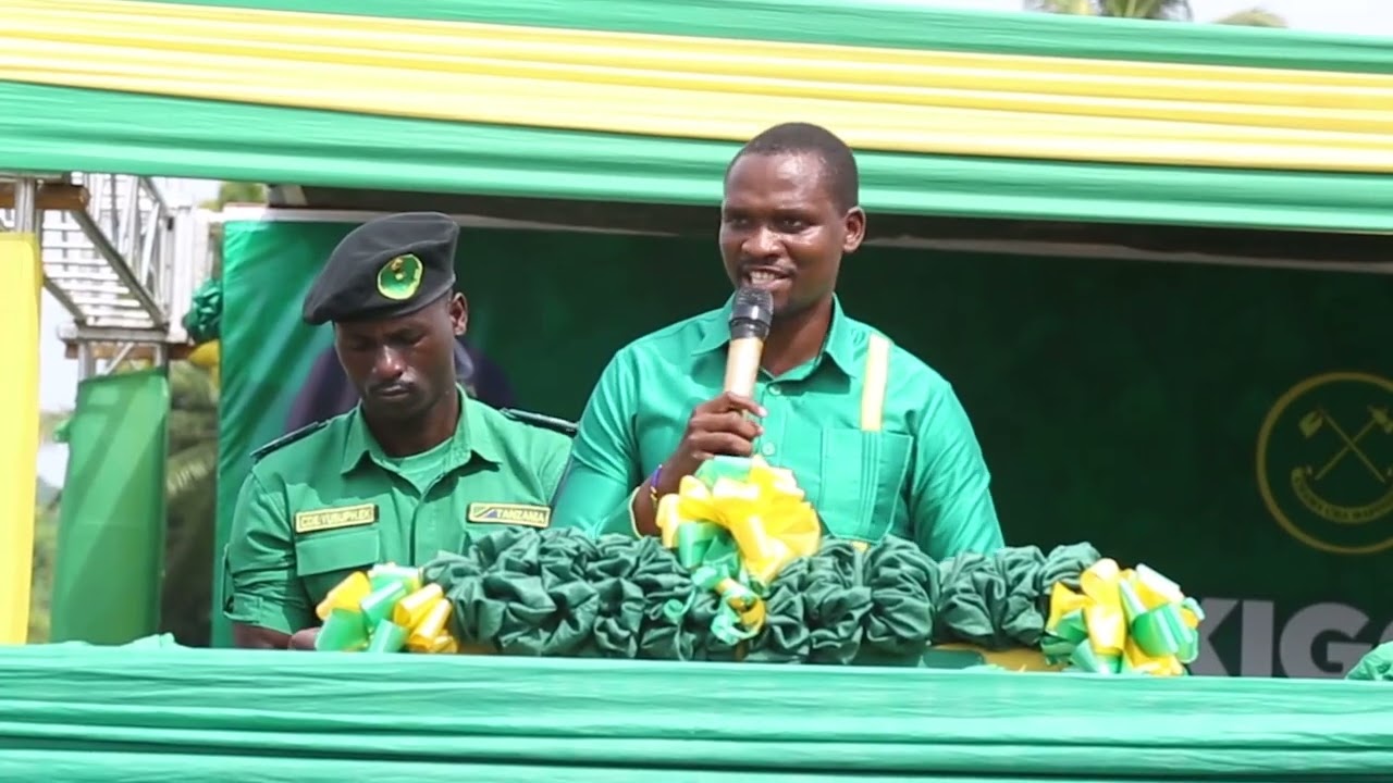 BABA LEVO NA KIHONGOSI  WALOVYOSHINDANA KUIMBA JUKWAANI KIGOMA