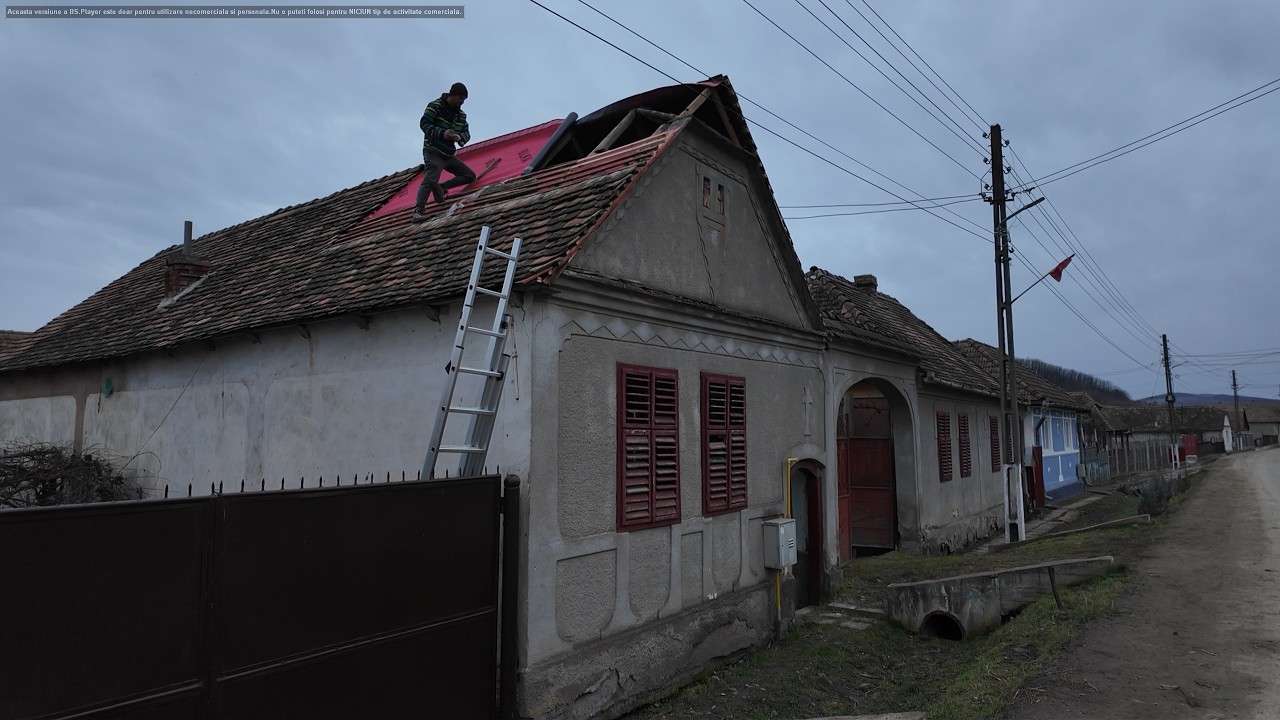 A treia zi pe acoperisul Casei Sãsesti. Încã nu e gata treaba