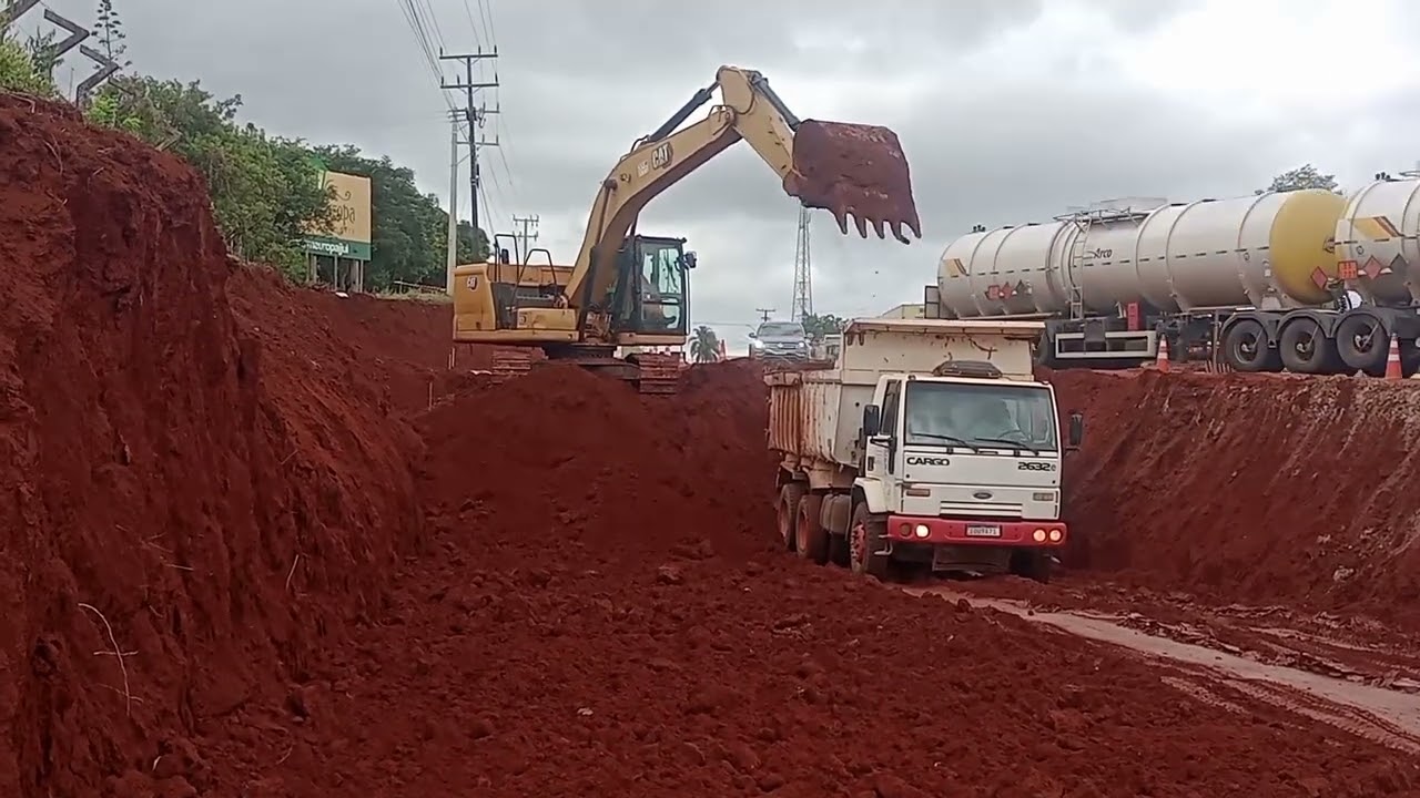 CAMINHÃO BASCULANTE CARGO 2632 NO CARREGAMENTO DE TERRA