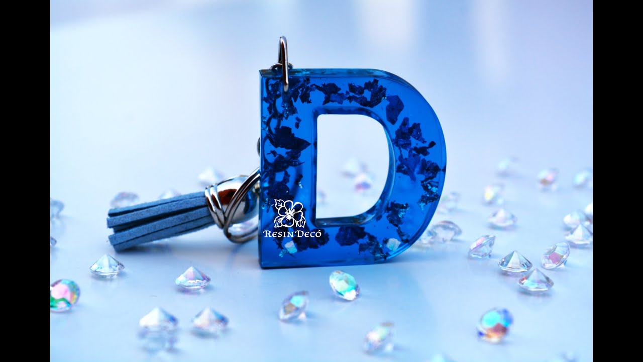 Como hacer un llavero de letra con resina azul y pan de plata paso a paso ideal para principiantes.