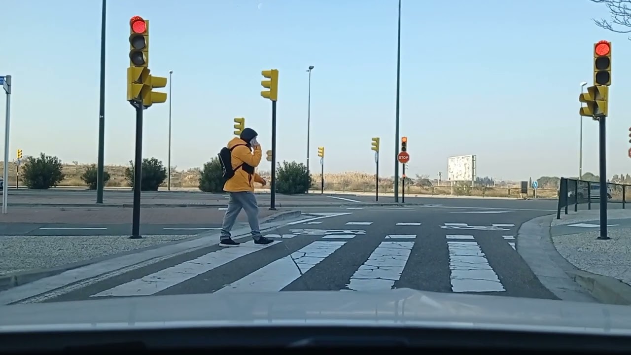 Saliendo de Valdefierro hacia Ronda Oliver (de frente).