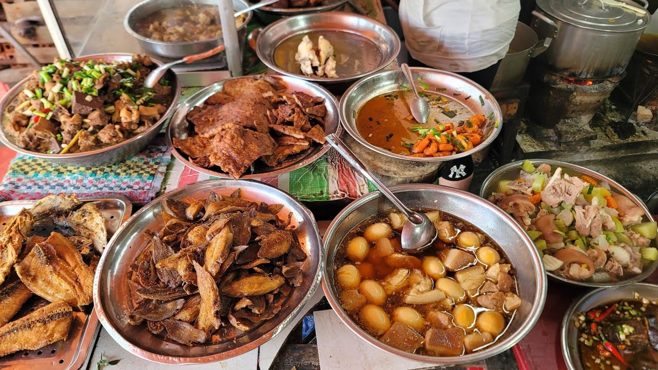 Ngỡ ngàng cơm phần giữa chợ Long Xuyên quá nhiều món ăn hấp dẫn