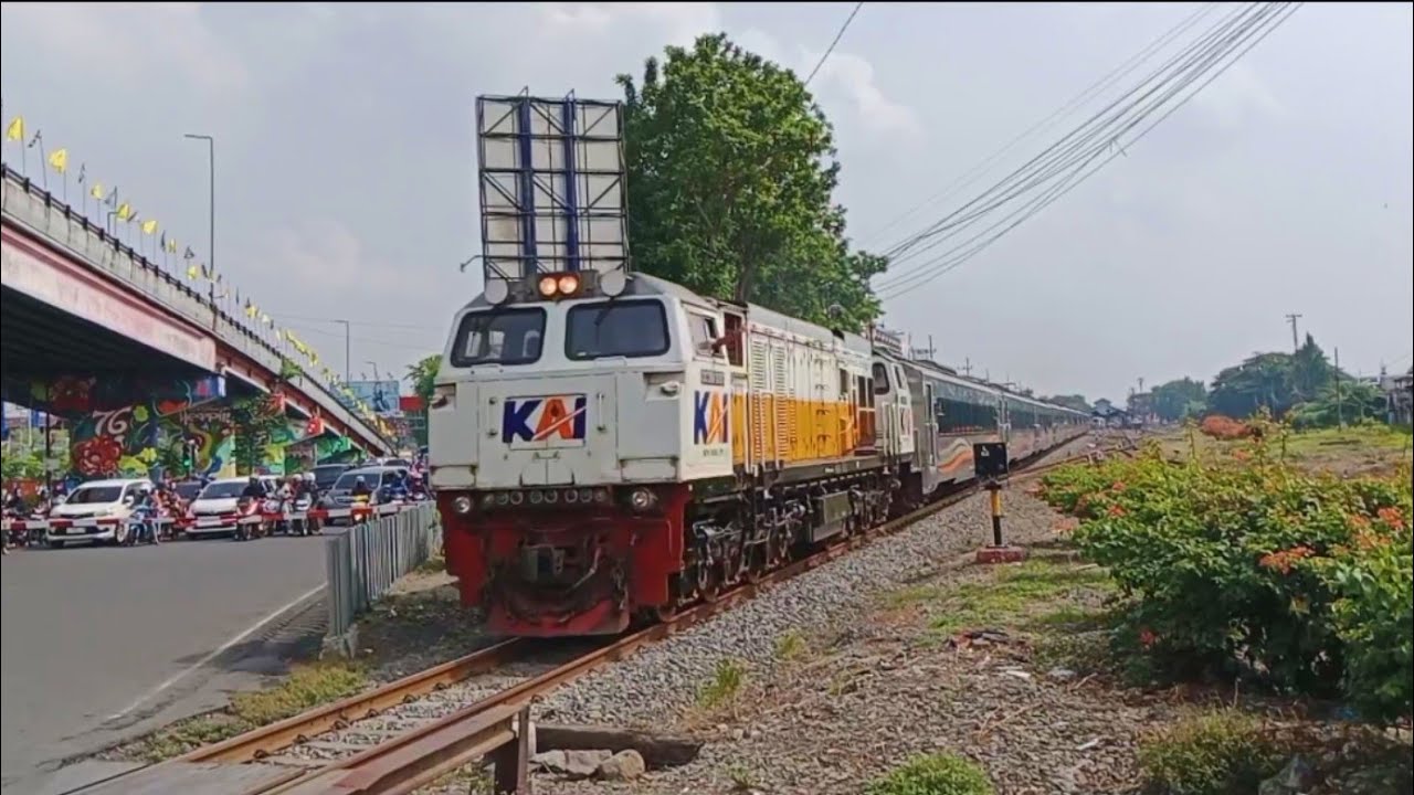 Kereta ngebut di percabangan kota surabaya!! 