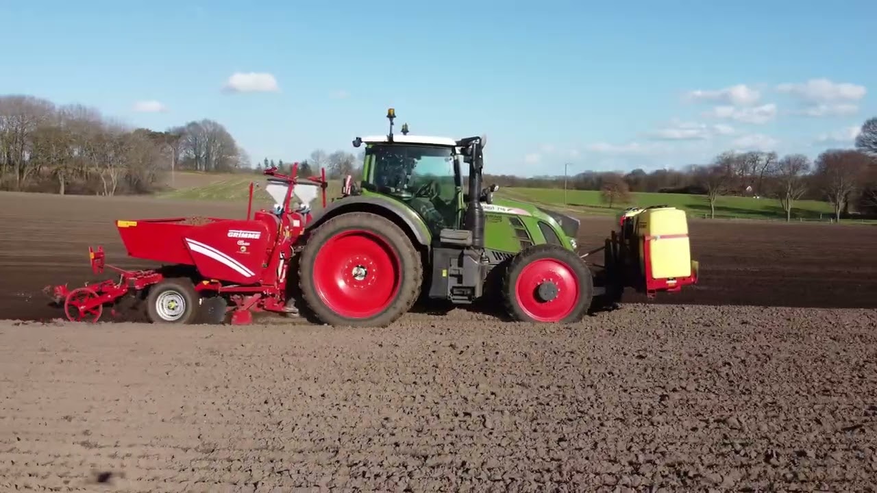 Fendt 718 mit Grimme GL420 beim Kartoffel pflanzen.
