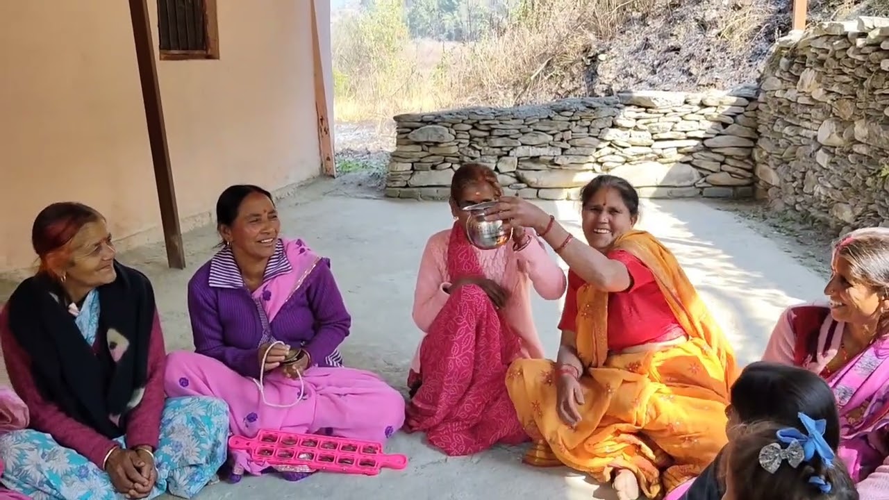 पहाड़ी मातृशक्ति का अलग ही अंदाज, हंसी मजाक के साथ भजन कीर्तन करते हुए।।