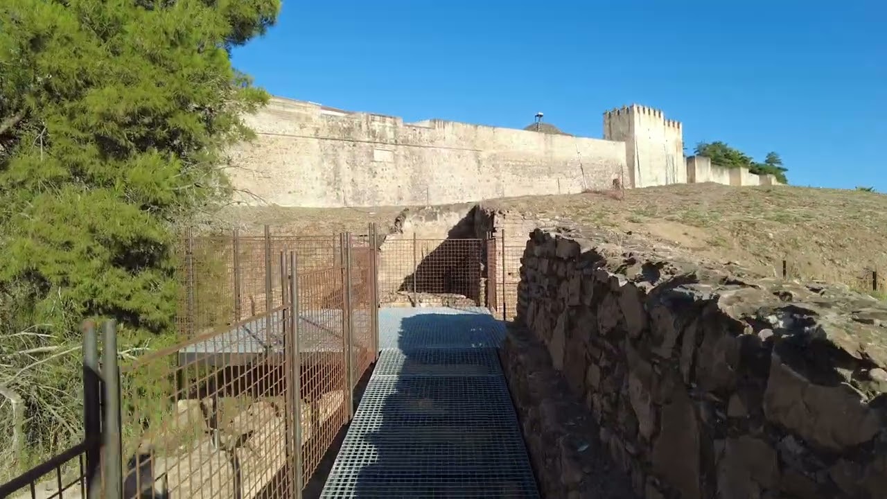 Por la Alcazaba Pacense. De Parque Legion a Puerta del Alpéndiz. Badajoz.