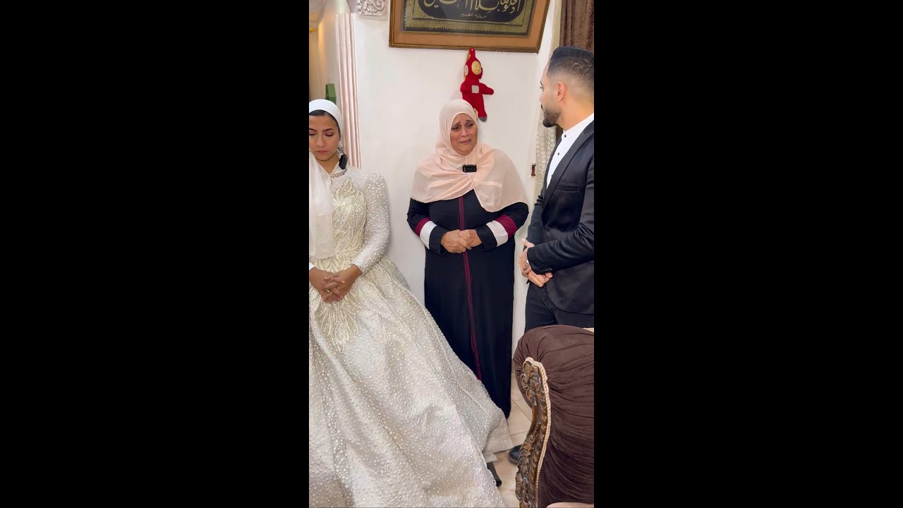 زوج يطرد امه من بيته وهى بتباركله يوم فرحه