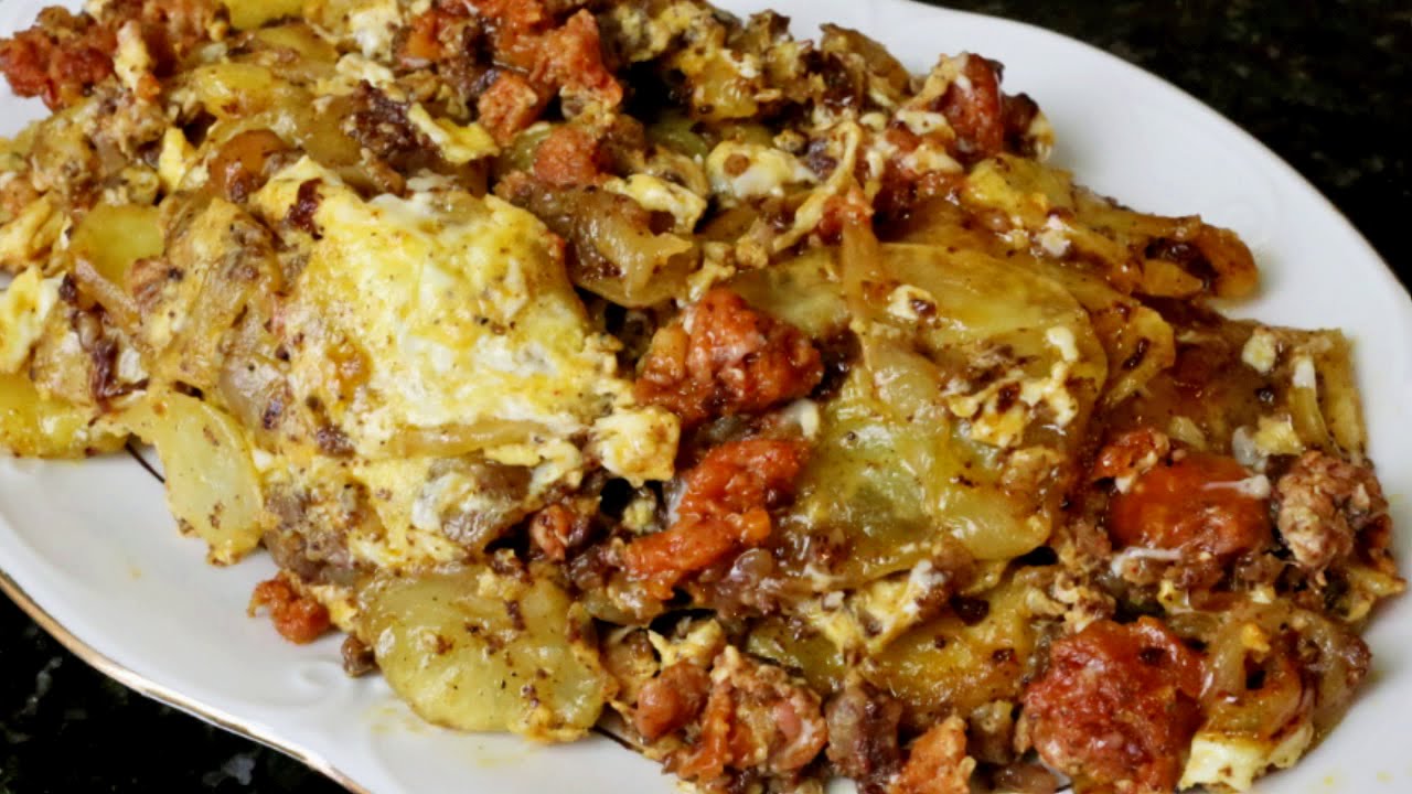Huevos rotos con morcilla de burgos y chorizo