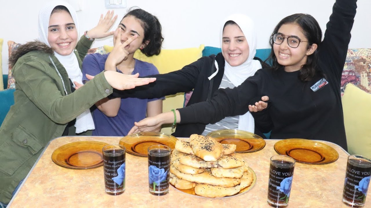تحدى الاكل بسرعه 👍كميه كبيره من الحواوشى فريق تقي وروان ضد تمني وسلمى ياترى مين حيكسب