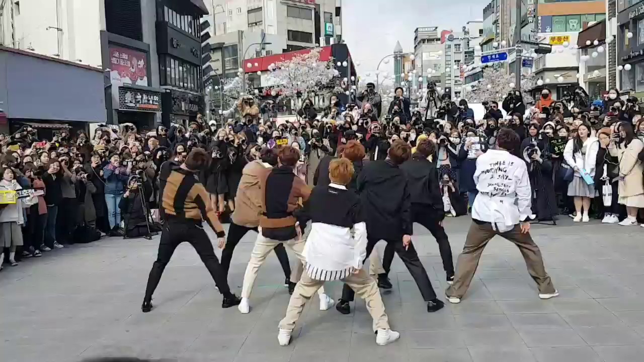 20180407 (Sinchon, Seoul, Korea) Idol 유앤비 UNB  1st Mini Album 'BODYHOOD'在·韓留（偶遇歌星）首爾新村