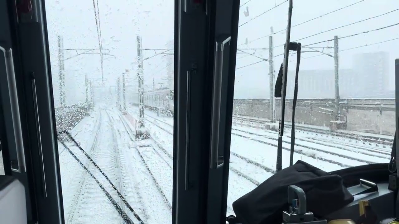 雪の中、守谷駅に到着するつくばエクスプレス