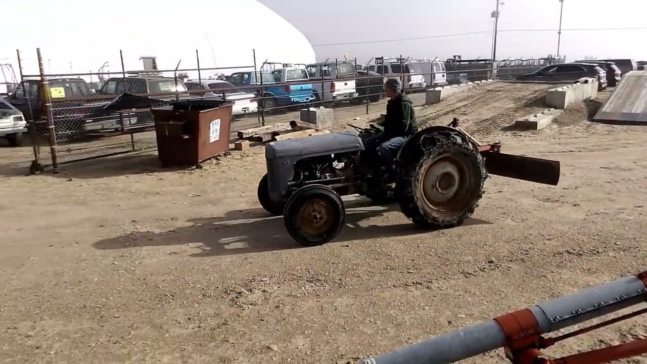 B 1124DV Massey Ferguson Tractor