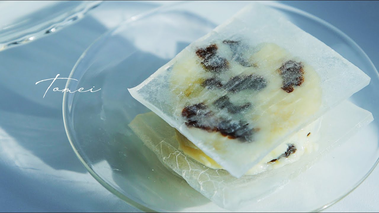 Прозрачный сэндвич с изюмом и маслом