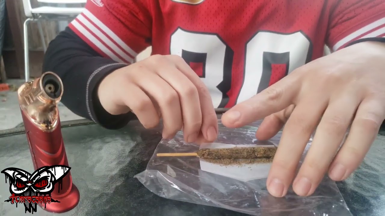 IN THE TENT: How to wrap a Thai Stick with a rolling paper. (un-planned video)
