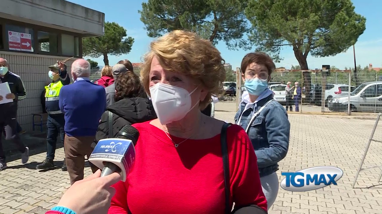 Lanciano: code per i vaccini al Palamasciangelo, anziani sotto il sole