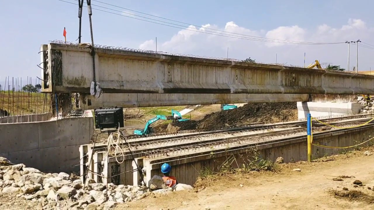 ERECTION GIRDER JEMBATAN DENGAN METODE LIFTING (FLOODWAY CISANGKUY) || lifting pci girder method