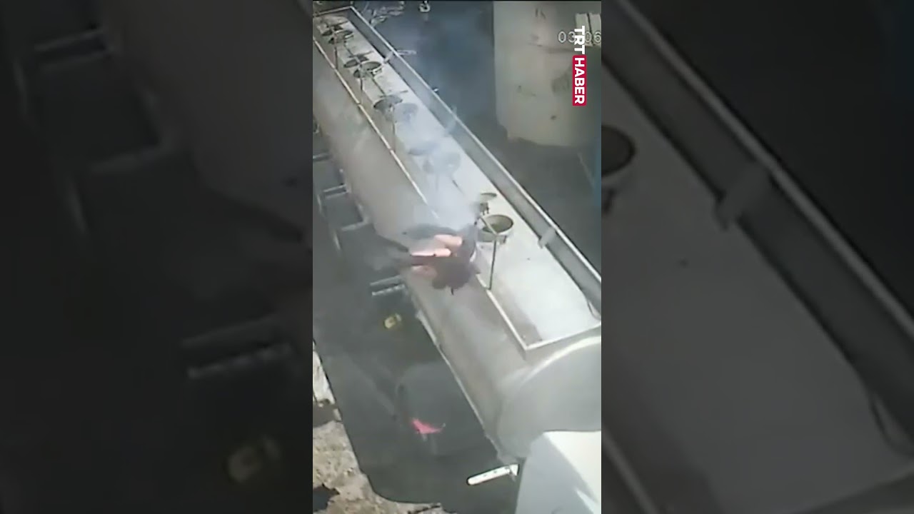 Gaziantep&rsquo;te temizlik i&ccedil;in tanker kapağını a&ccedil;an iş&ccedil;i, patlamanın etkisiyle havaya savruldu.