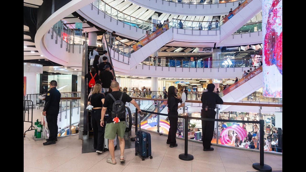 [4K] Walking tour inside Central World the largest shopping mall in Bangkok