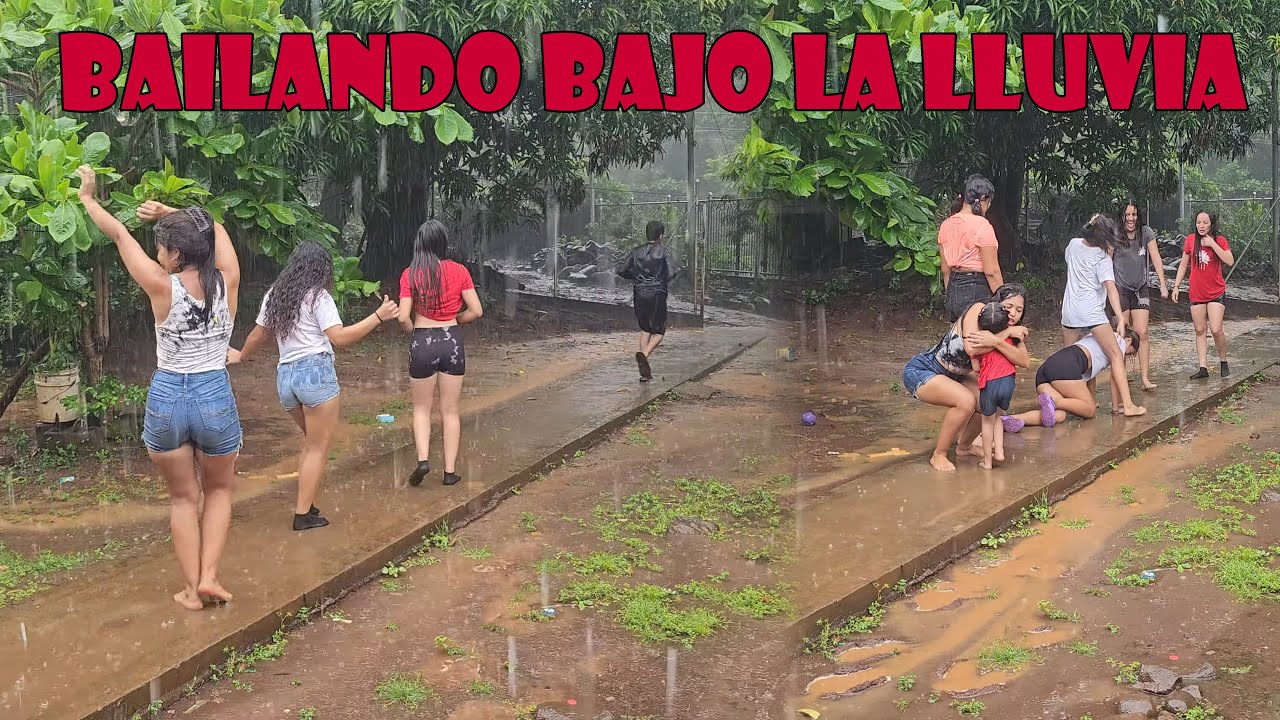 Que rico es bailar bajo la lluvia😍